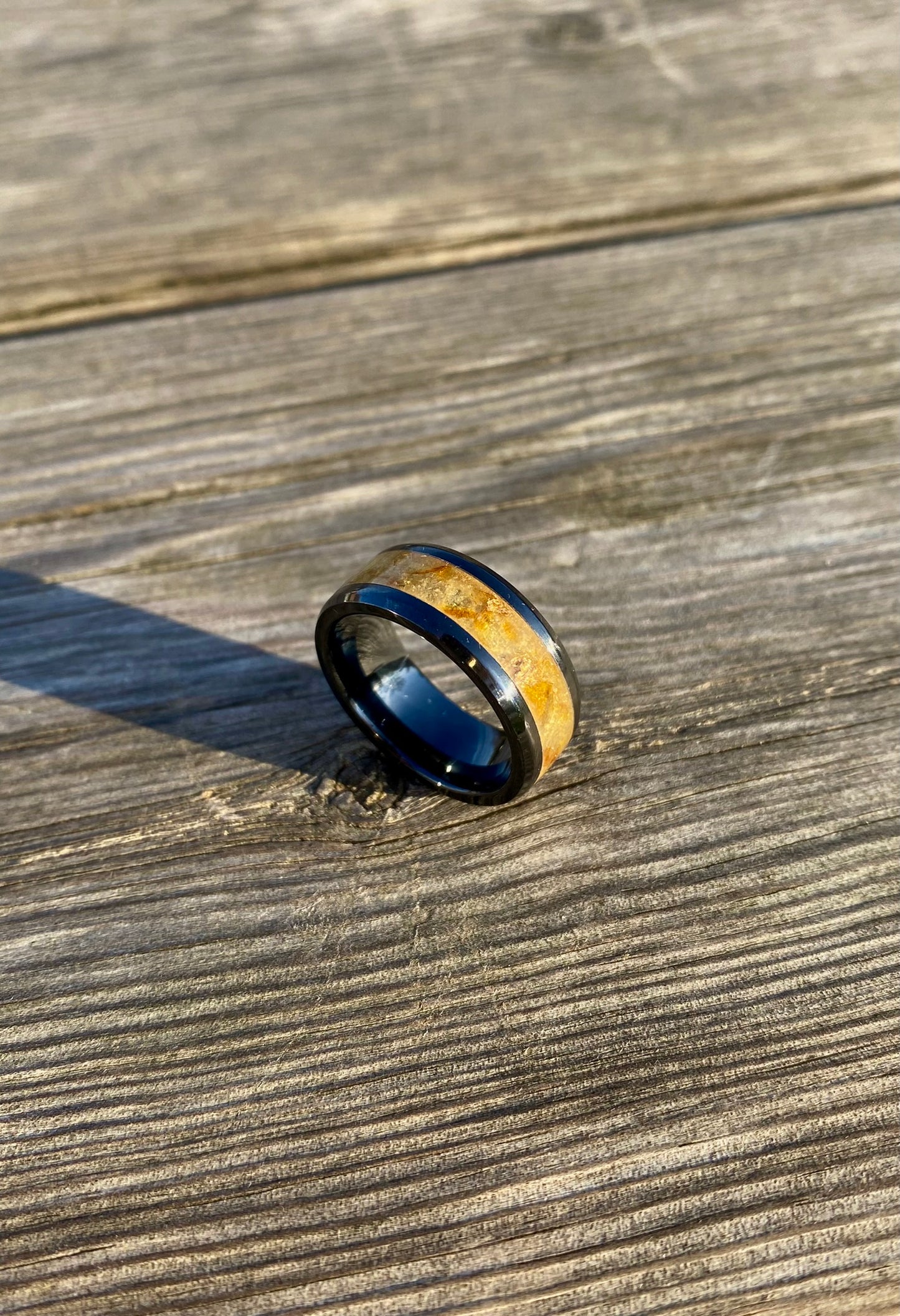 Anello di Ceramica Nera, Ambra e Foglia d’Oro