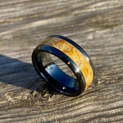 Anello di Ceramica Nera, Ambra e Foglia d’Oro