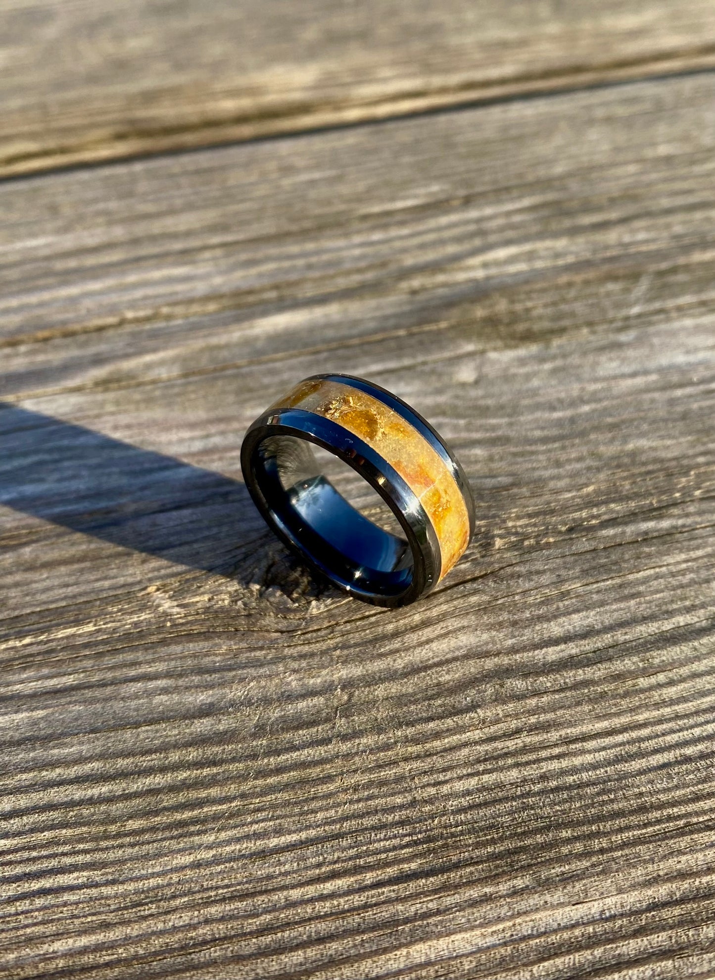 Anello di Ceramica Nera, Ambra e Foglia d’Oro