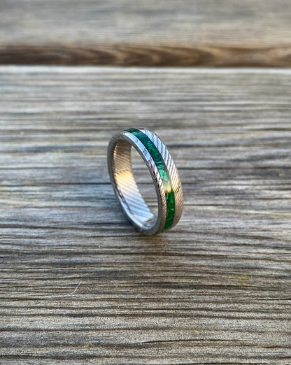 Anello di Acciaio Damasco e Malachite con intarsio laterale