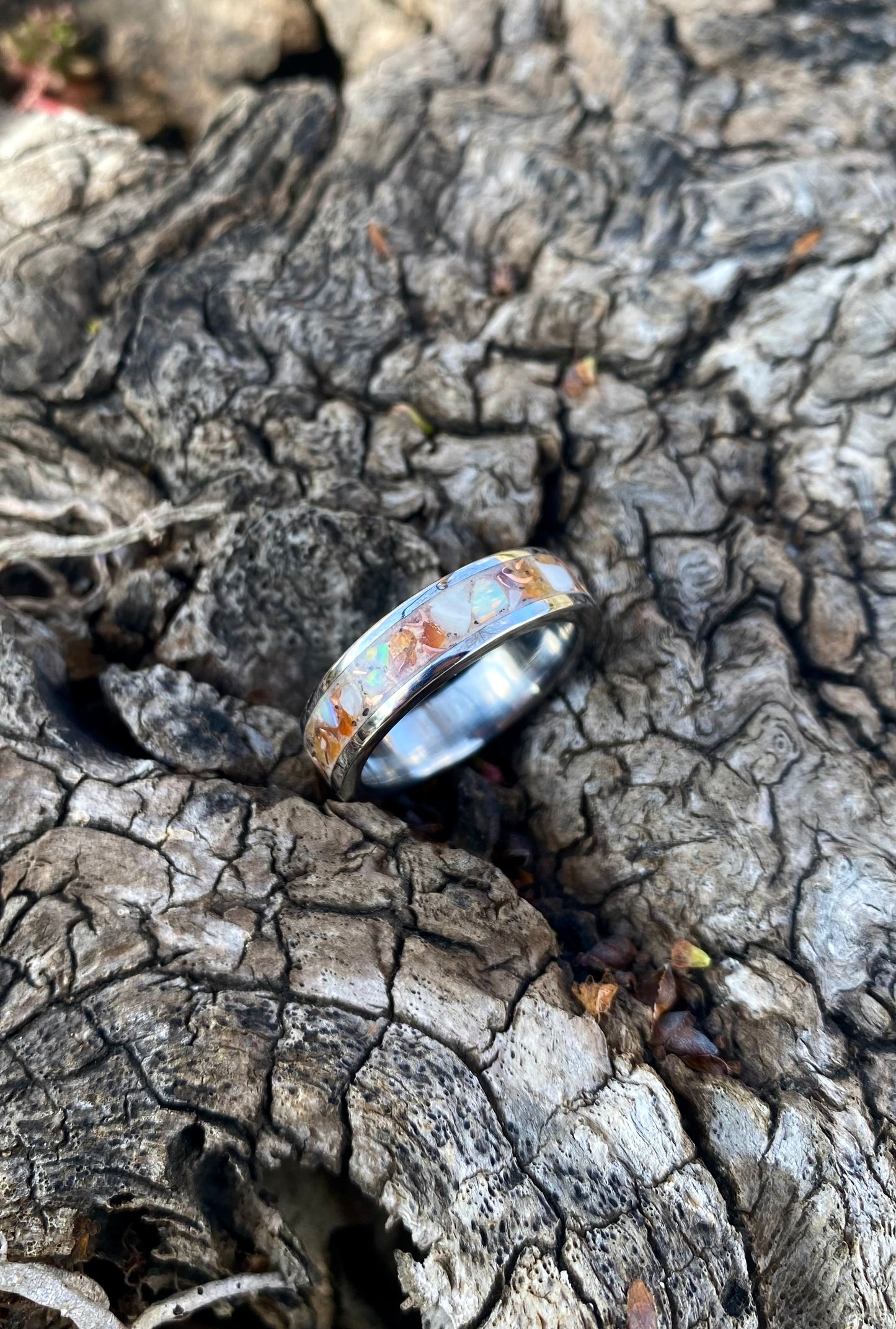 Anello di Opale, Corniola, Conchiglia e Rame