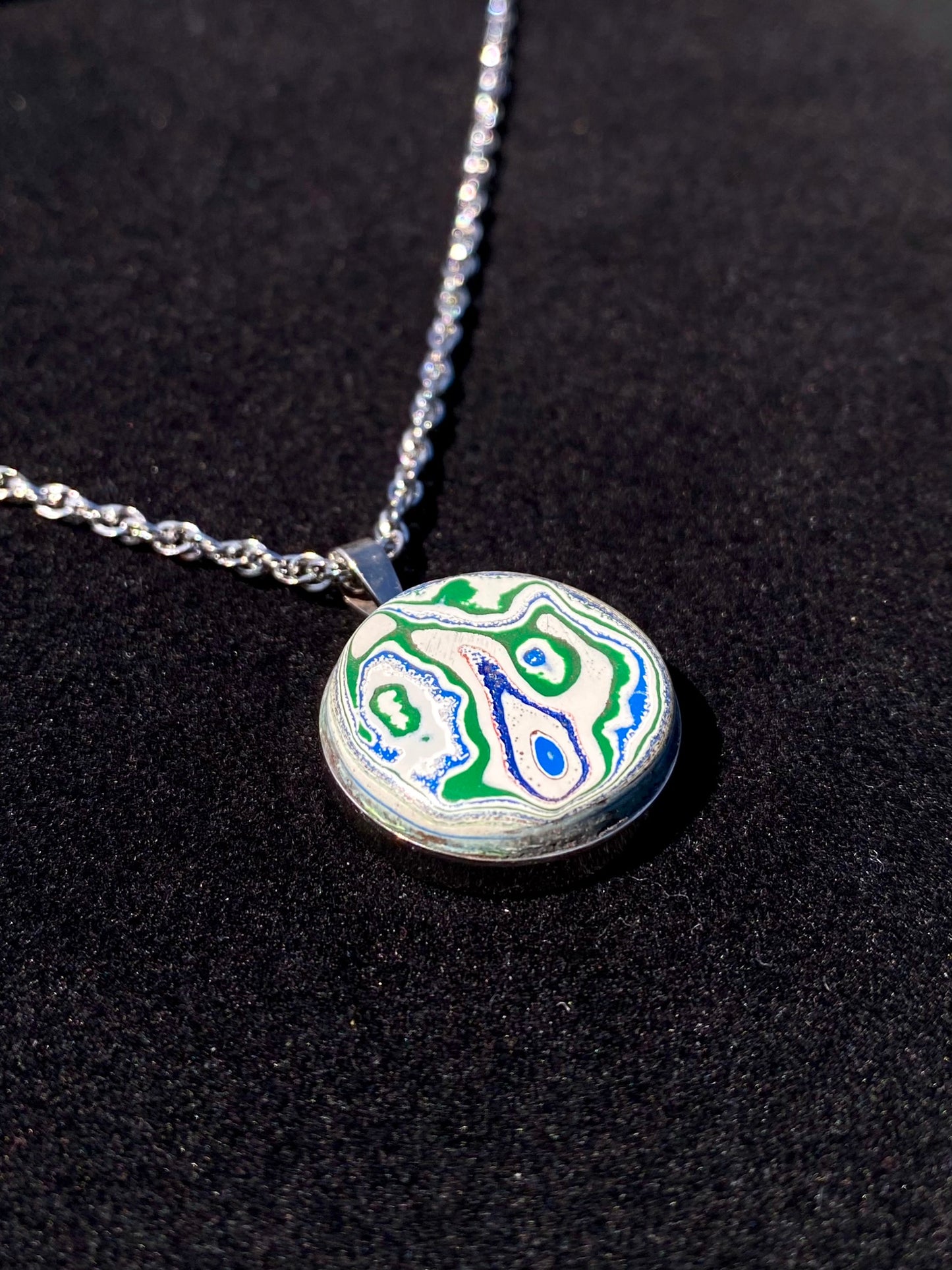 Fordite necklace, "circle" model - Titanium and Fordite pendant