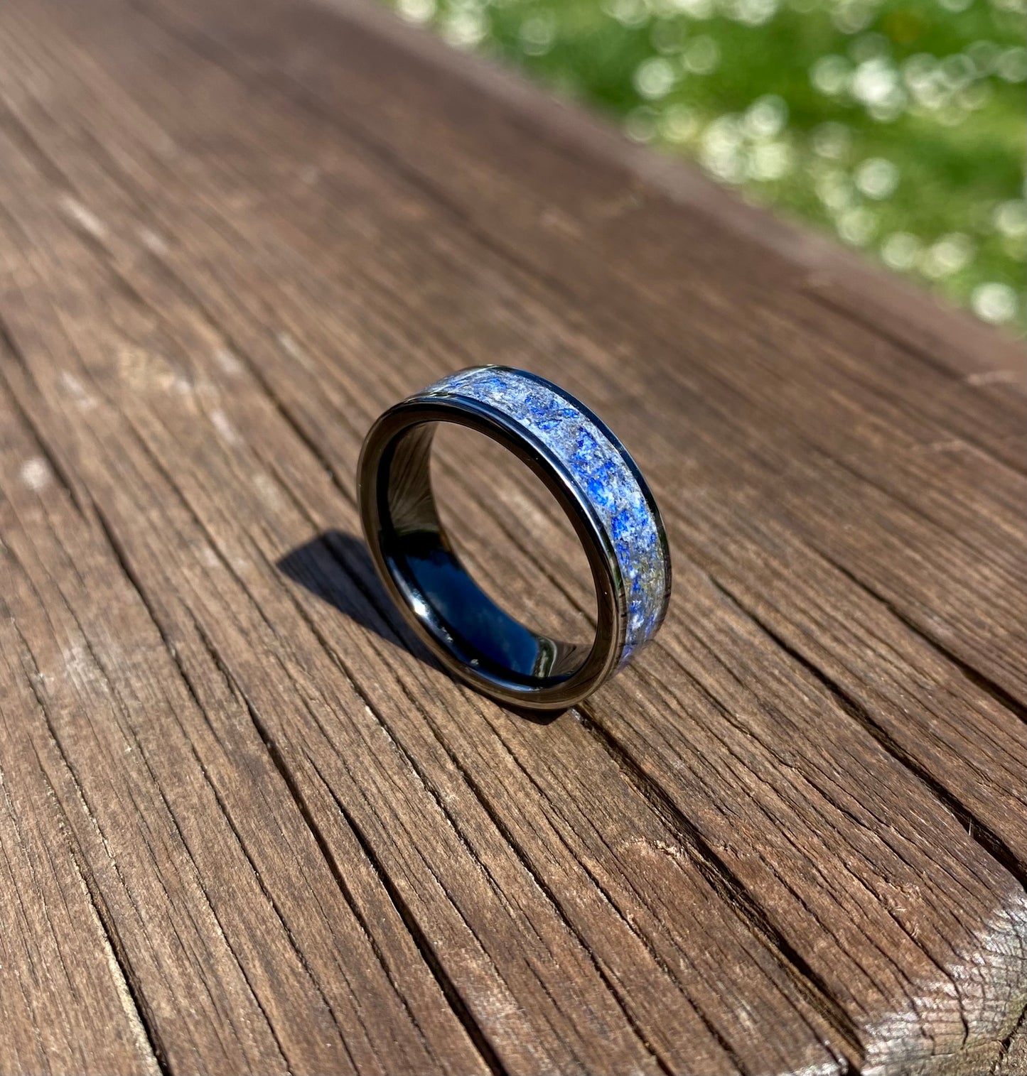 Anello di Ceramica Nera, LapisLazuli e Foglia d’Oro